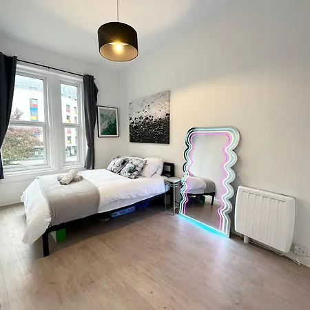The City Surfer Apartment - By Coastline Retreats - Parking Included - Sleeps 5 - City Centre Bournemouth Exterior photo
