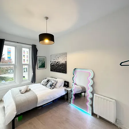 The City Surfer Apartment - By Coastline Retreats - Parking Included - Sleeps 5 - City Centre Bournemouth Exterior photo