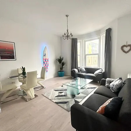 The City Surfer Apartment - By Coastline Retreats - Parking Included - Sleeps 5 - City Centre Bournemouth Exterior photo