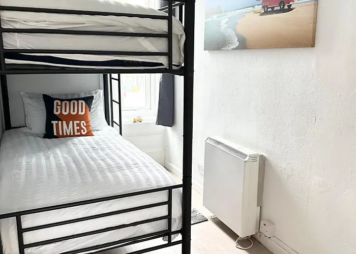 The City Surfer Apartment - By Coastline Retreats - Parking Included - Sleeps 5 - City Centre