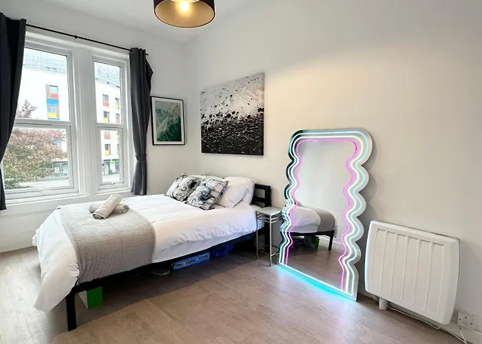 The City Surfer Apartment - By Coastline Retreats - Parking Included - Sleeps 5 - City Centre