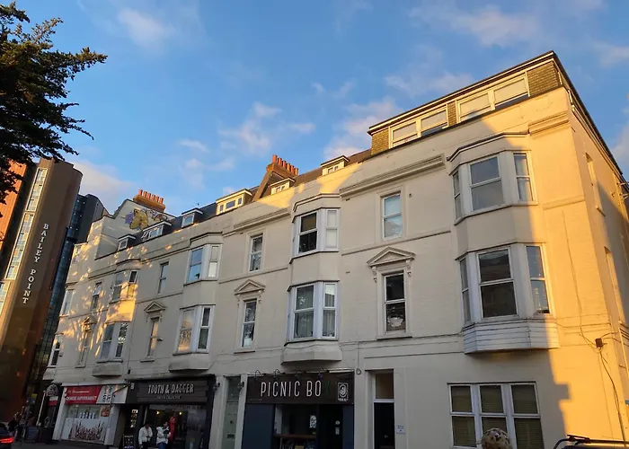 The City Surfer Apartment - By Coastline Retreats - Parking Included - Sleeps 5 - City Centre