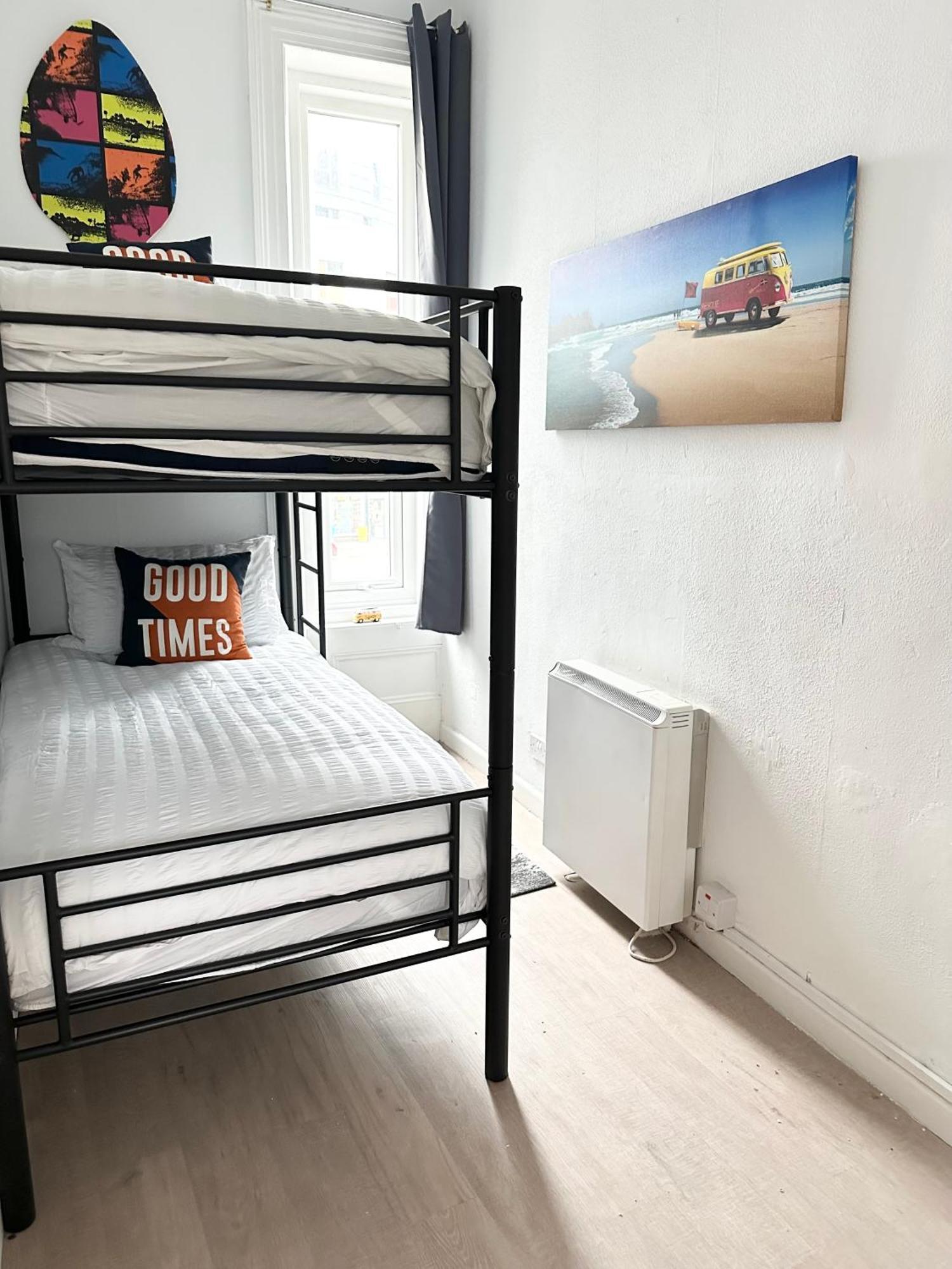 The Surfer - By Coastline Retreats - Parking Included - Sleeps 5 - Centre Борнмут