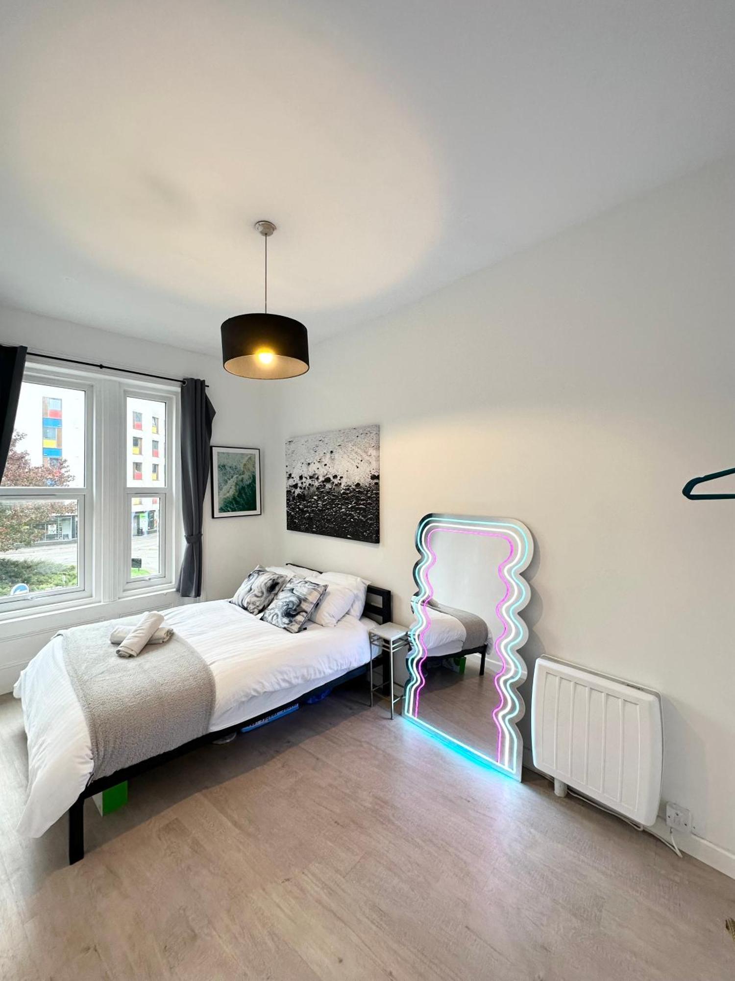 The Surfer - By Coastline Retreats - Parking Included - Sleeps 5 - Centre Борнмут