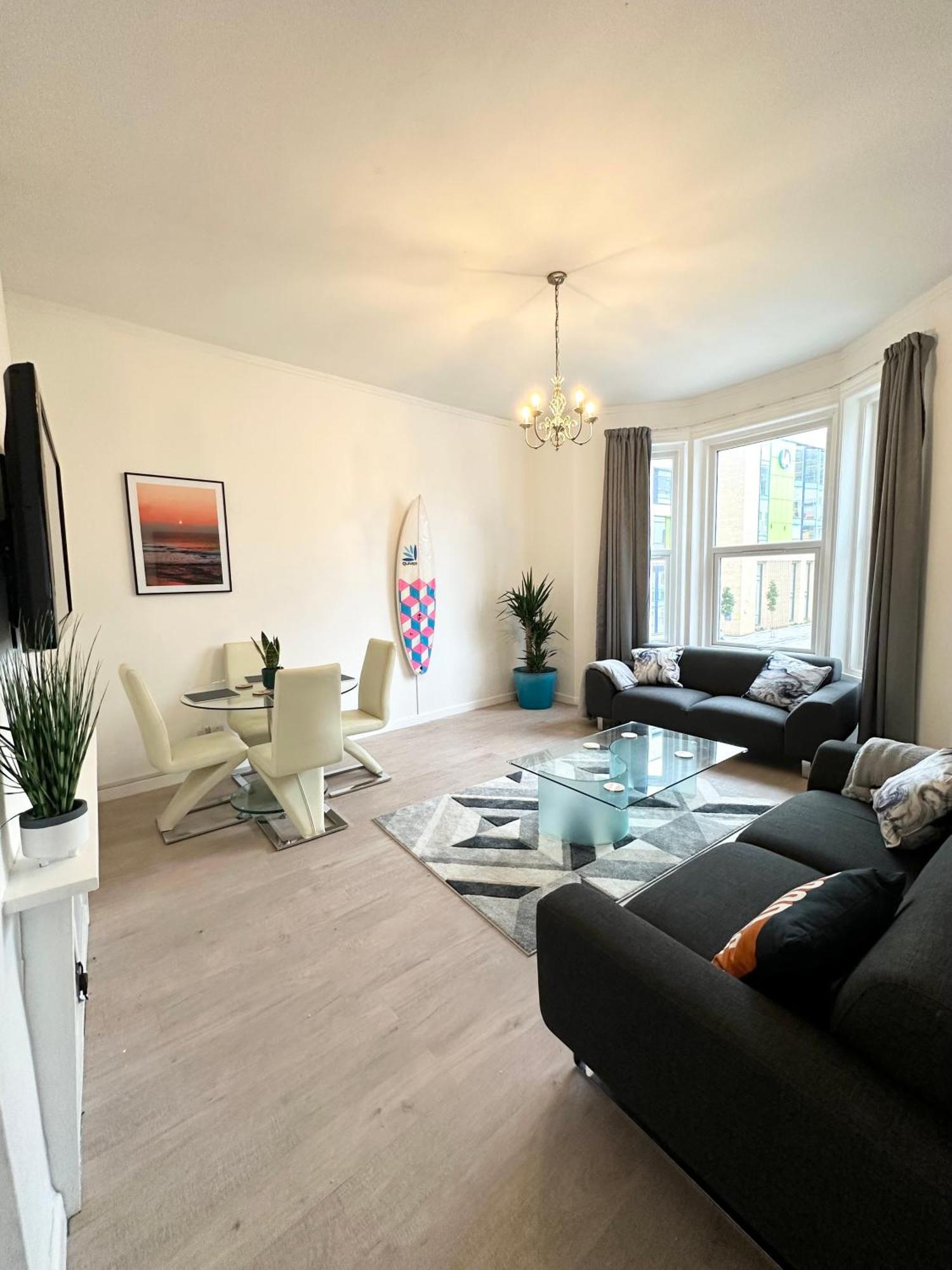 The Surfer - By Coastline Retreats - Parking Included - Sleeps 5 - Centre Апартаменты *