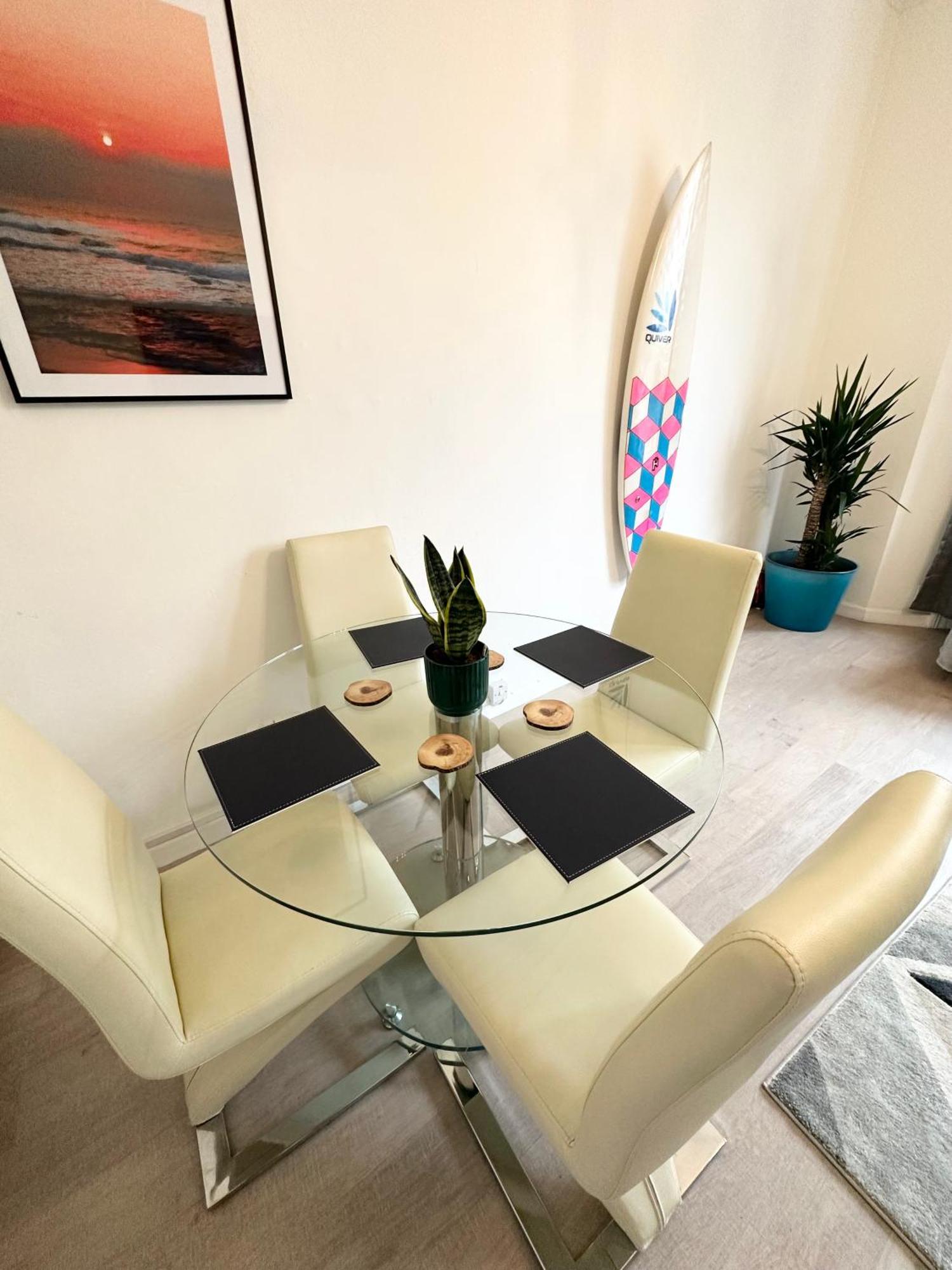 Апартаменты The Surfer - By Coastline Retreats - Parking Included - Sleeps 5 - Centre Борнмут